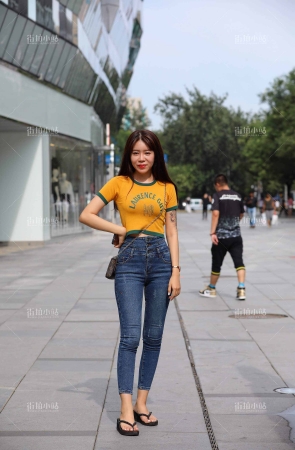 T恤衫紧身牛仔裤美女