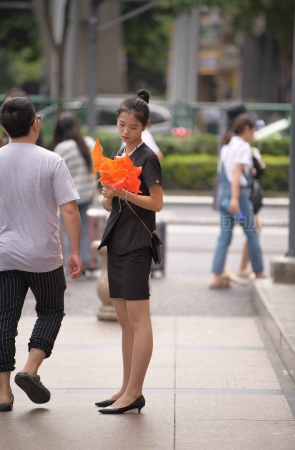 派风筝的骨感妹子