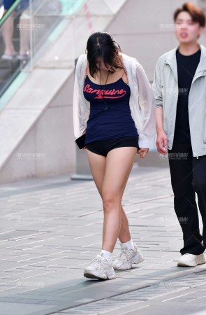 低头热裤美女