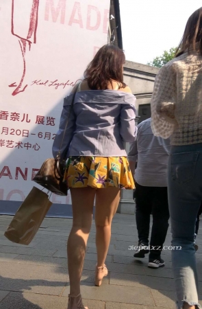 4K – 街拍性感小短裙街拍高跟长腿美女 [922 MB/MP4]