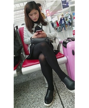 4k-候车室拍摄黑色丝袜小清新美眉
