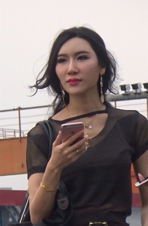 黑色破洞紧身裤蕾丝T恤美女