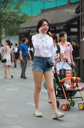 短发，热裤，白皙美腿小姐姐