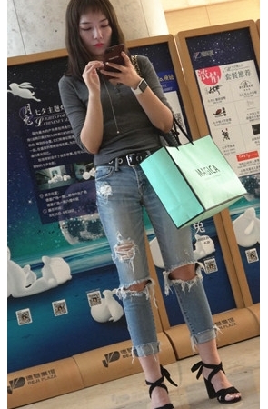 玩手机的牛仔小妹[919M/MP4]