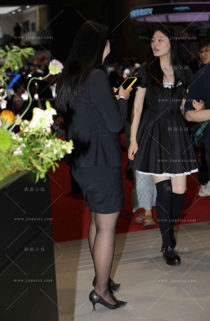 奔驰的几位黑色丝美女销售顾问 [19P]