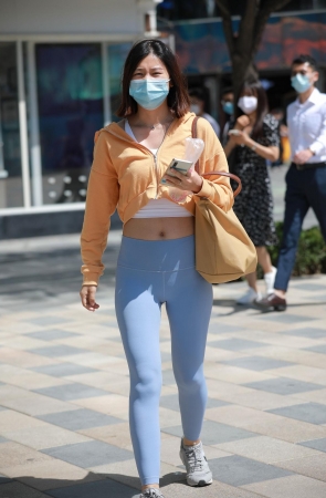 蓝色瑜伽裤小妹