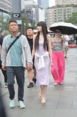 街拍苗条又高挑的小姐姐