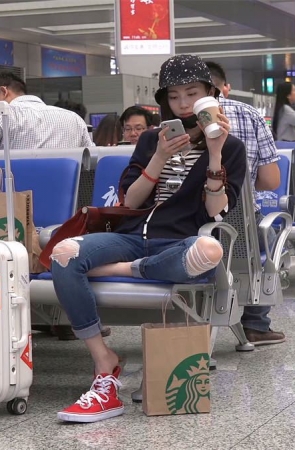 玩鞋凉拖高跟之类不少见，但美女玩球鞋就稀罕了