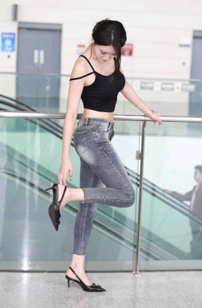 牛仔裤露脐装网红-欣欣呀【套图➕视频】 8P