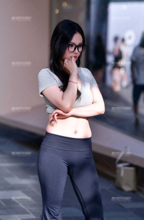 再遇黑紧身裤美女