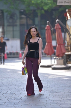 酒红色的喇叭裤高跟美眉