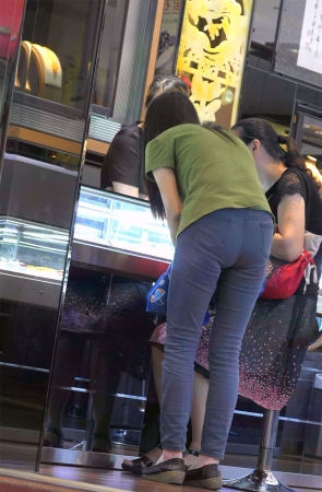 弯腰的紧身蓝牛美女清纯诱人