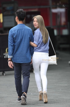 阿奔.2015.10.06.休闲T恤 白裤 高跟.17p