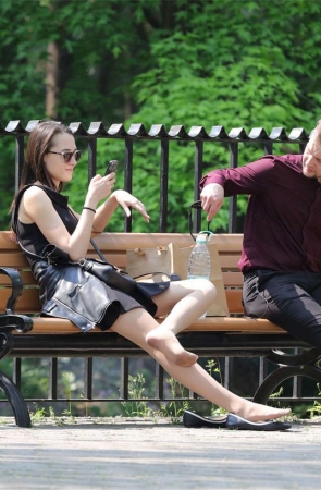 No798 漂亮洋妞，长腿长丝脱鞋露脚是什么感觉？