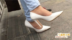 特写极品紧身牛仔裤美女的尖嘴高跟鞋美足