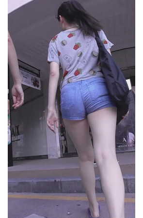 白嫩美腿热裤小妹