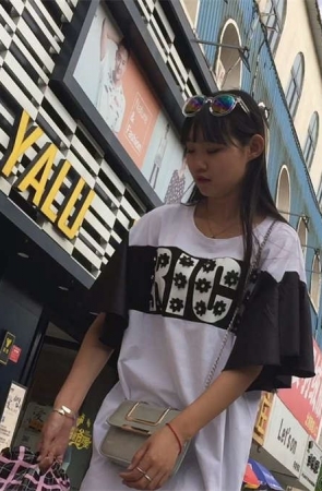 气质秀街拍白色短裤妹妹身材极好