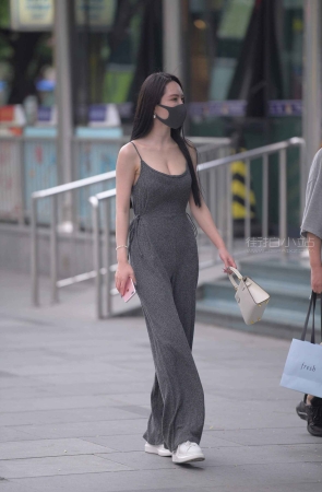 街拍灰色连体套装美女