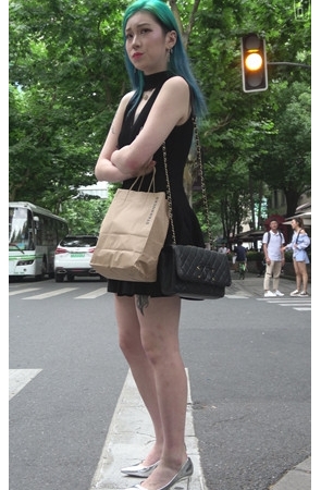 蓝发纹身裸腿美女[660M/MP4]