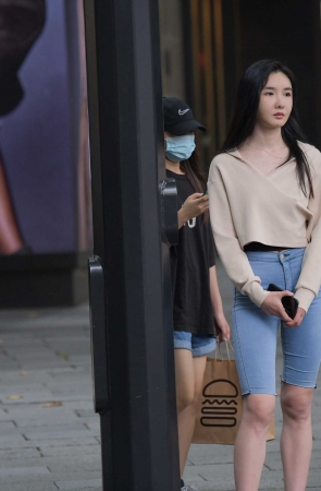 过斑马线的美女