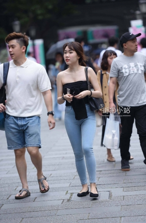 街拍紧身牛仔裤小妞