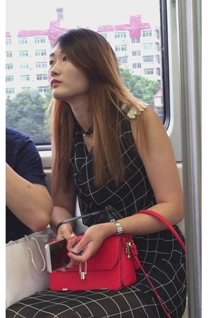 拿着红的包包的美腿美眉[450M/MP4]