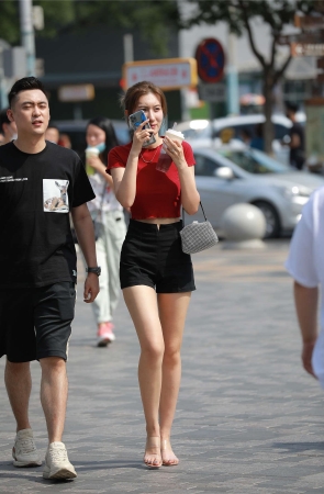 四九城嘎子街拍作品 – 热裤长腿女友