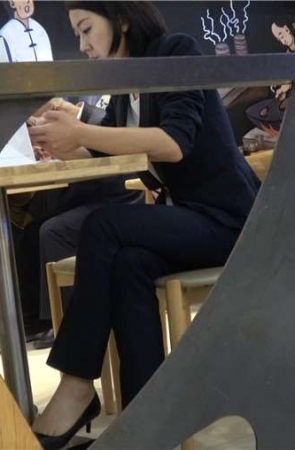 4k-餐厅吃饭的OL制服美足熟女姐姐