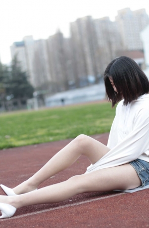 穿过运动场的青春气息