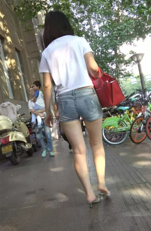 白T恤超短牛仔热裤美腿漂亮美女