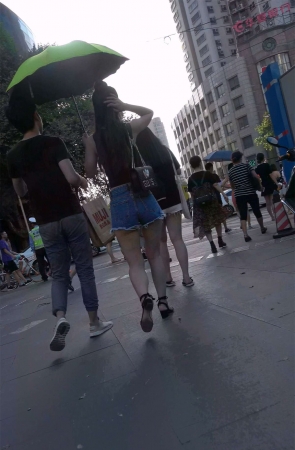 热裤长腿小姐姐