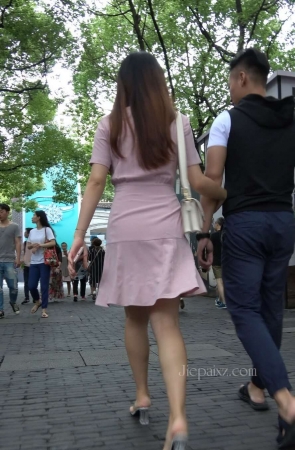 4K – 街拍粉色裙凉高美女 [2.17 GB/MP4]