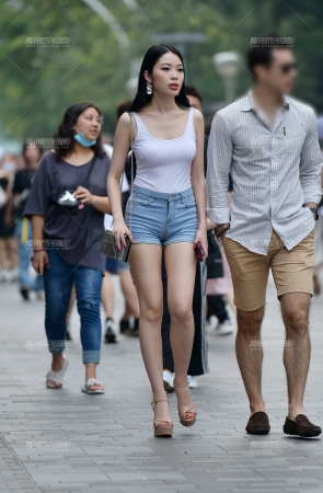 红指甲气质热裤美女