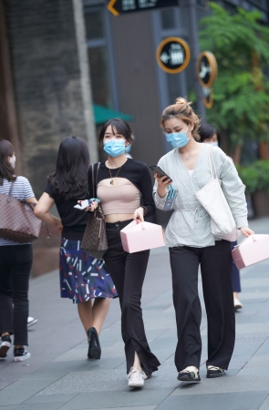 黑色紧身休闲裤美女