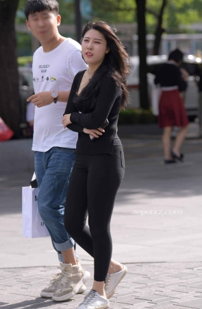 街拍黑色紧身裤美眉