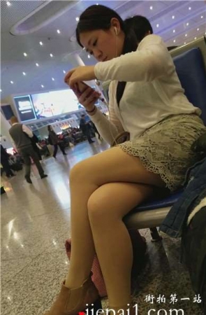 4k-车站候车室偶遇丰满肉丝长腿少妇，无聊到带着耳机听…