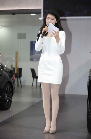 【街拍心灵】车展主持人肉丝尖头细高跟街拍美腿
