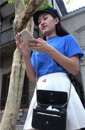 4K 蓝色T恤白色小短裙街拍美女