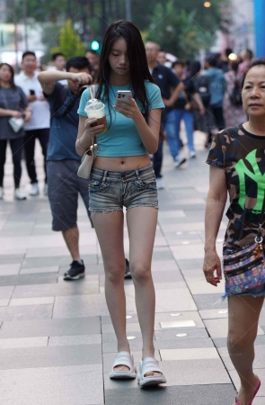 街拍紧身热牛小妹