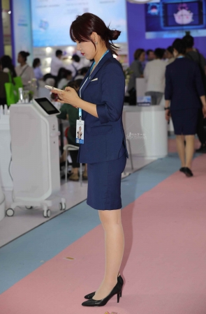 【街拍心灵】酒店主管肉丝高跟街拍制服美腿