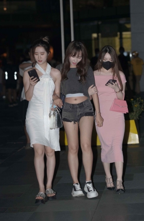 夜拍逛街美女三姐妹