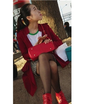 4k-花坛边玩手机的极品黑丝美足美女，红衣红鞋艳丽无比。