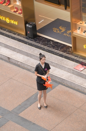 拿着小风车的肉丝职工