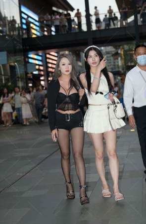 逛街的美腿姐妹