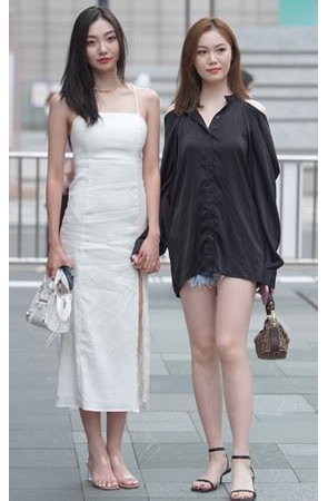 两个漂亮的美女【套图+视频】