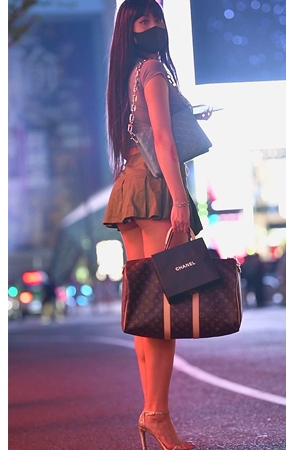 高挑的超短裙美女