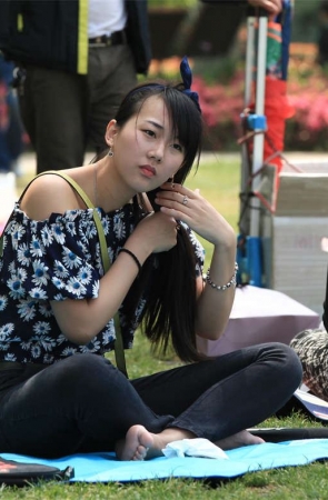 No1059 盘腿而坐的素足女孩一心摆弄自己的秀发