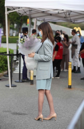 【街拍心灵】深圳时装周咖啡丝街拍高跟制服美眉