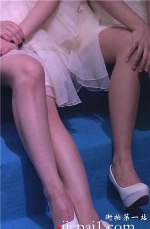 甜美公主裙小美女，粉嫩酥胸微露乳沟很诱惑。