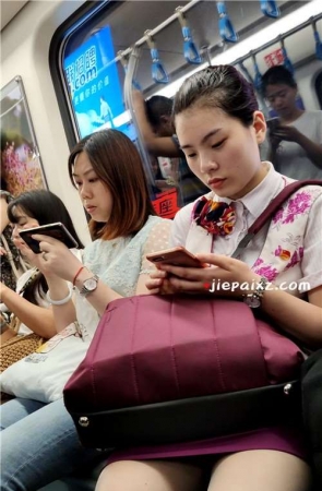 街拍丝袜制服靓妹 [571 MB/mp4]